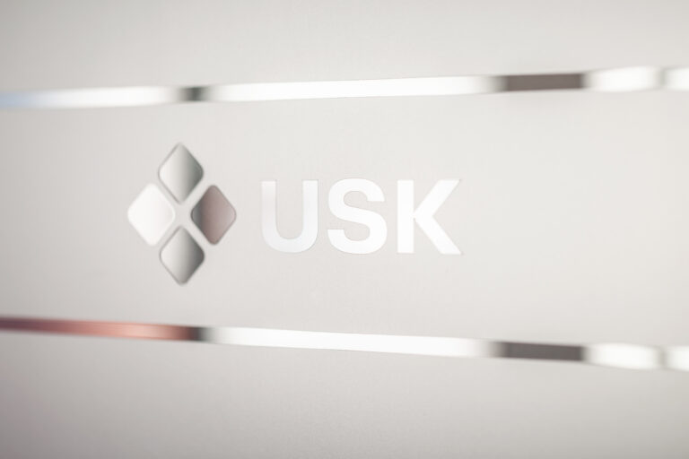 USK Logo - Door - usk.de