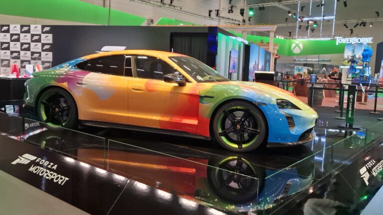 Porsche Taycann im Forza Motorsport Design auf dem Xbox Booth der gamescom 2023 - Bild: Huskynarr