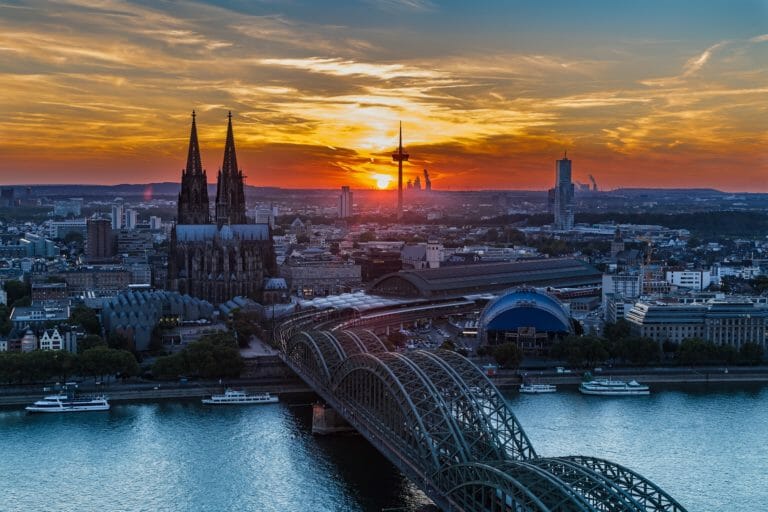 Köln Deutz - Aussicht aus Triagngle / Skytower mit Blick auf die Hohenzollern Brücke und den Kölner Dom