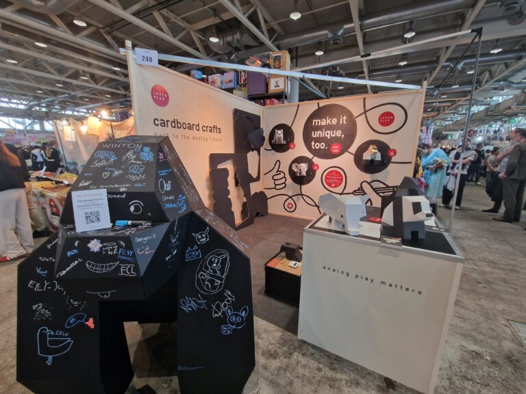 Kartonfiguren von Layercake - Quelle: Sebastian Selinger