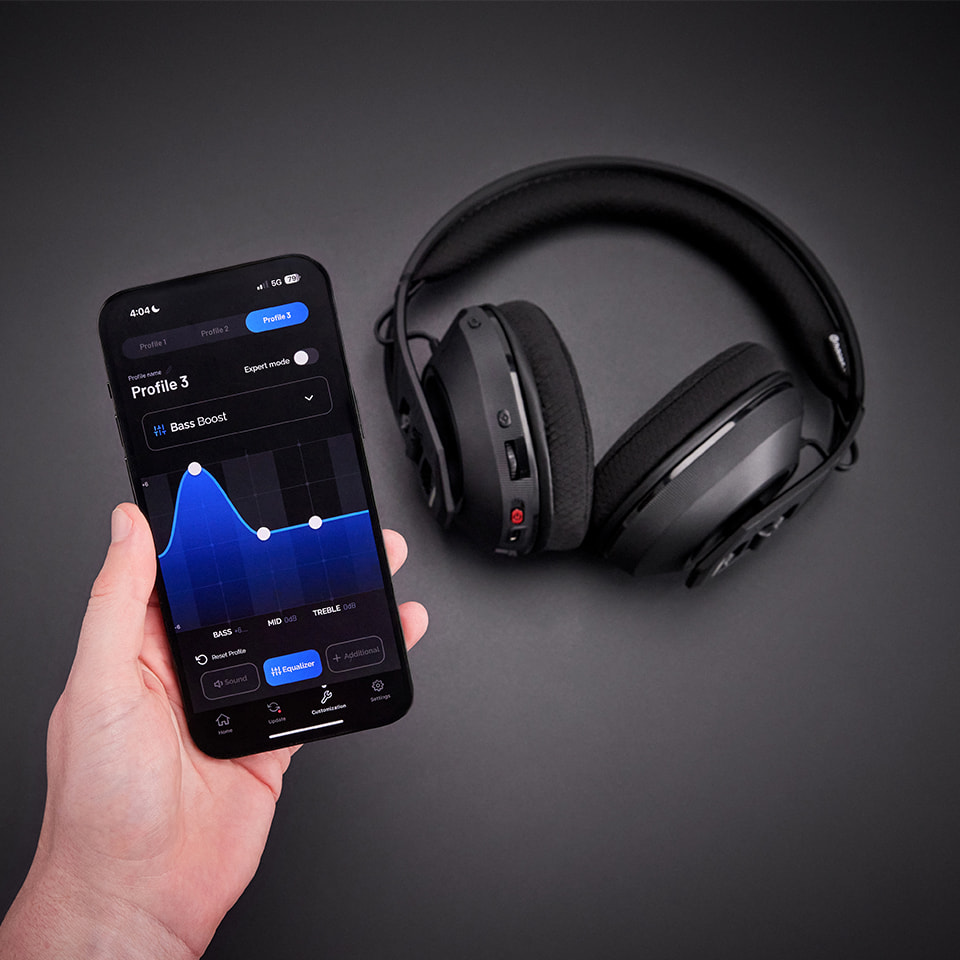 Die Nacon RIG 600 PRO App neben dem Headset - Quelle: Nacon