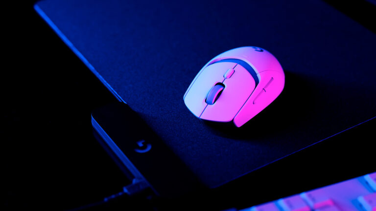 Logitech G309 - Weiße Maus auf dem Ladepad - Quelle: Logitech