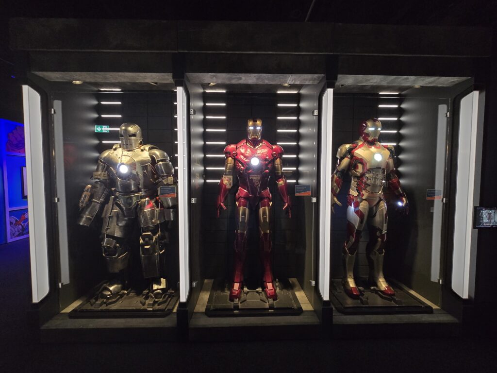 Iron Man Figuren v.L - Replika des Original Prototypen aus dem Film, Film Requisite aus Teil 2 und eine Requisite aus Teil 3.