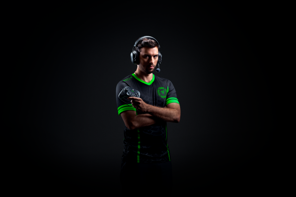 Eric “Snip3down” Wrona mit dem Razer Wolverine V3 Tournament Edition - Quelle: Razer