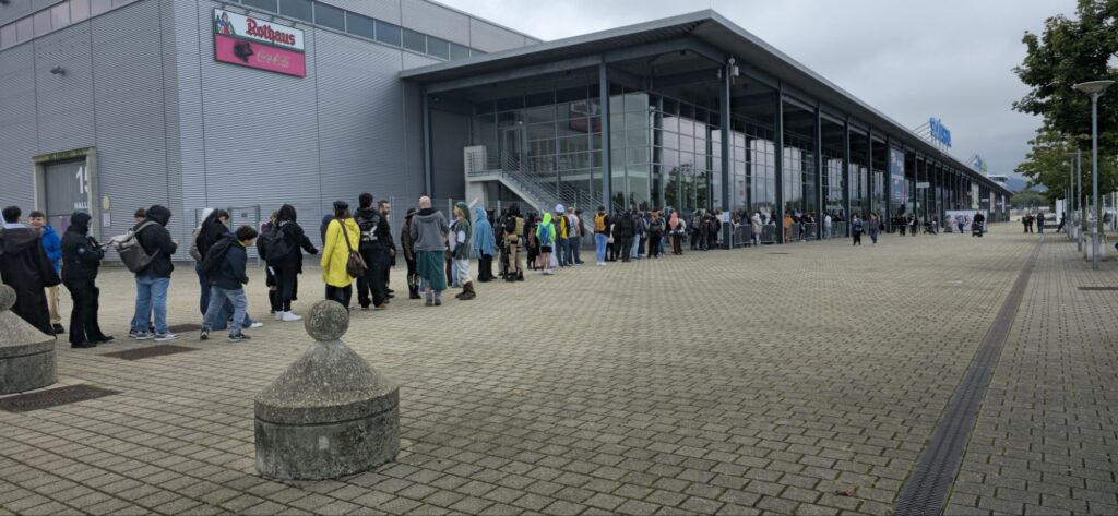 Warteschlange am Eröffnungstag der Comic Con Freiburg 2024.