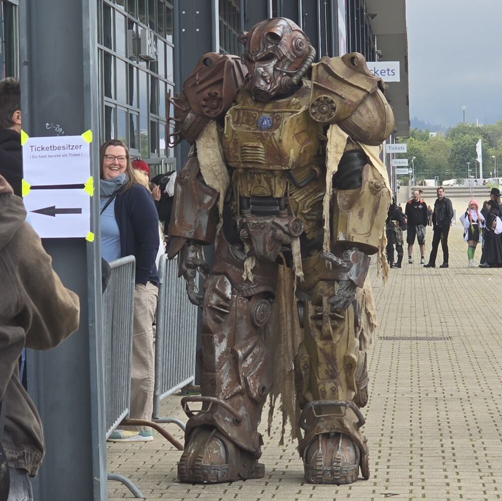 Cisplayer von Kiraramec mit dem Fallout Cosplay im Eingangsbereich.