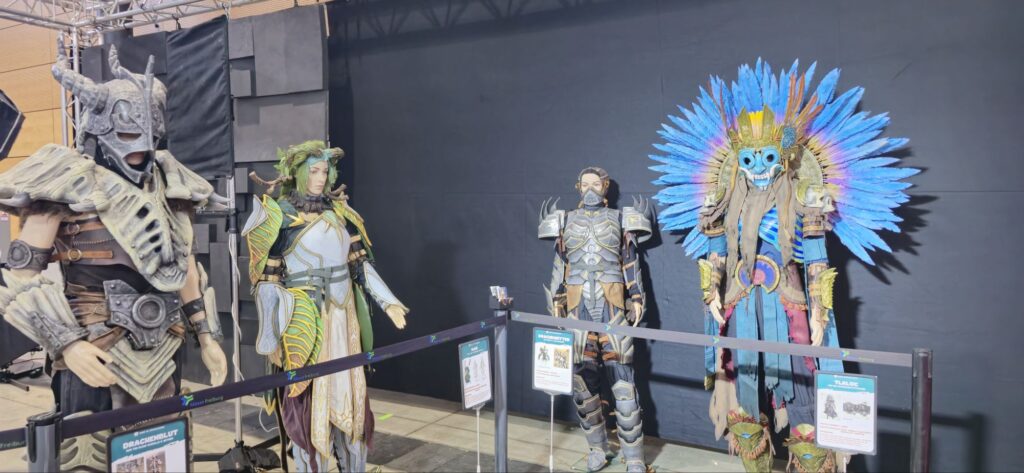 Cosplay Ausstellung des Foamlord Booths auf der Comiccon Freiburg 2024.