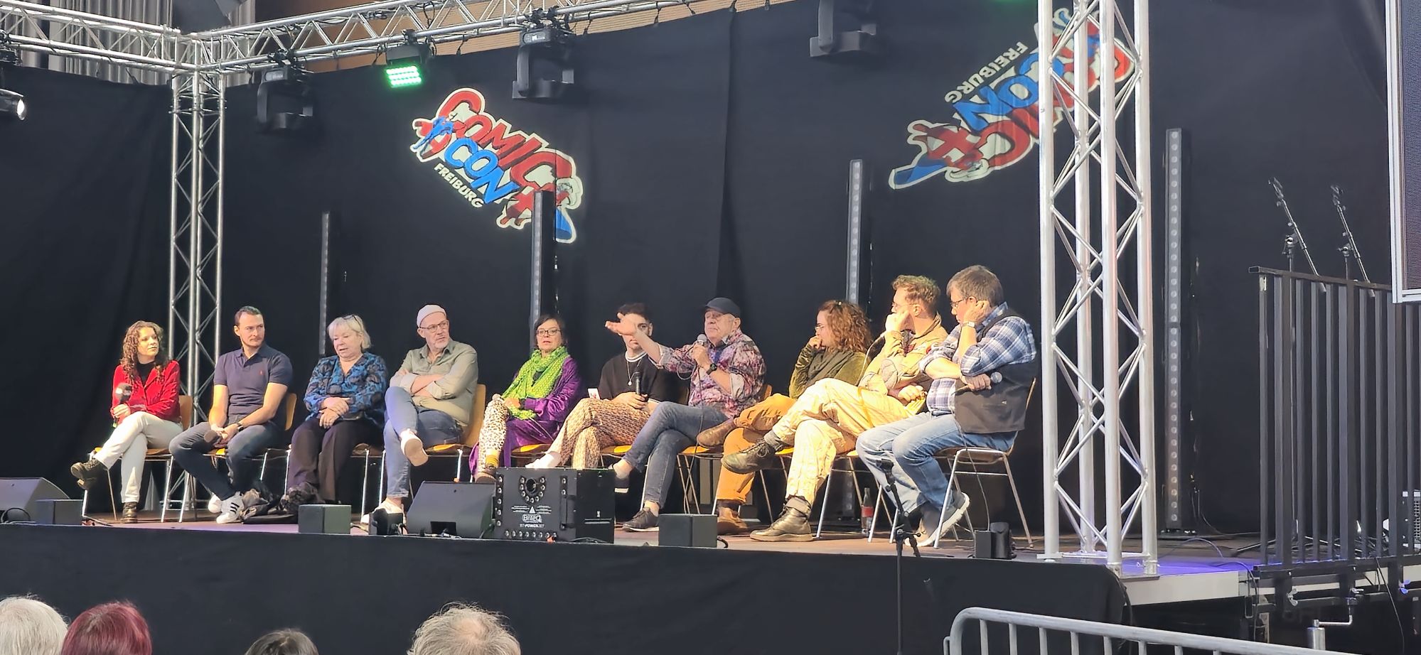Synchronsprecher auf der Comic Con Freiburg 2024 - v.l. Anne Helm, Matthias Hoff, Daniela Hoffmann, Christian Weygand, Anke Reitzenstein, Moderator, Hans-Rainer Müller, Valentina Bonalana, Bernd Egger und Claus-Peter Damitz.