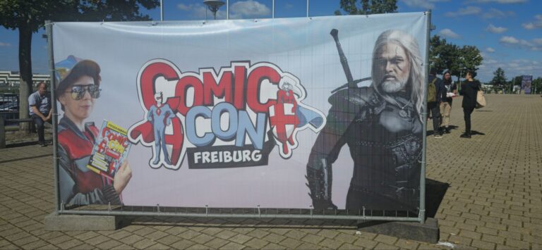 Comiccon Freiburg 2024 - Banner vor dem Eingangsbereich