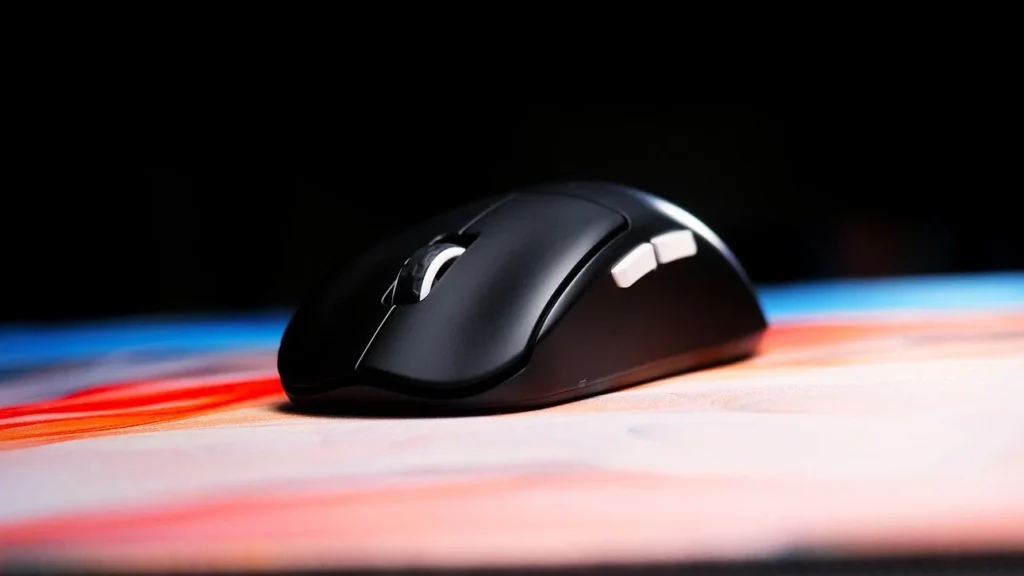 CHERRY XTRFY präsentiert die M68 Pro-Wireless Maus in Schwarz auf der gamescom 2024.