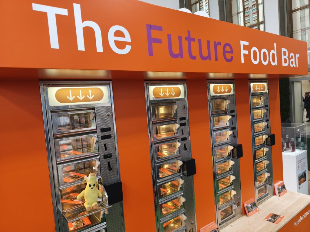 Der von der niederländischen Future Food Group entwickelte Future Food Bar-Automat präsentiert nachhaltige Snacklösungen auf der Grünen Woche 2025. - Bild: Pascal Riedel