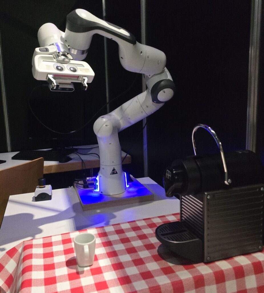 Franka Roboter mit Intel Realsense Sensor kann automatisiert Kaffee zubereiten. - Käpsele Innovation Festival 2025