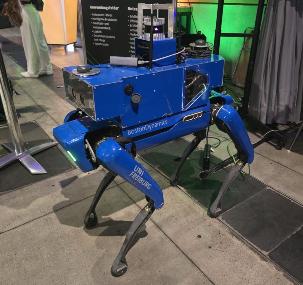 Boston Dynamics Roboter mit zusätzlichen Kameras und Sensoren der Universität Freiburg.