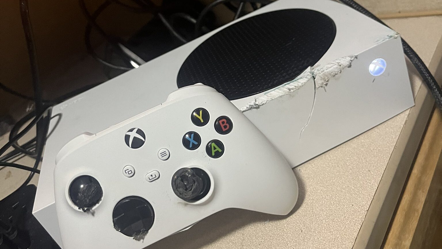 Defekte Xbox durch den Unfall - Quelle: Brandon - x.com/Jonzey8828