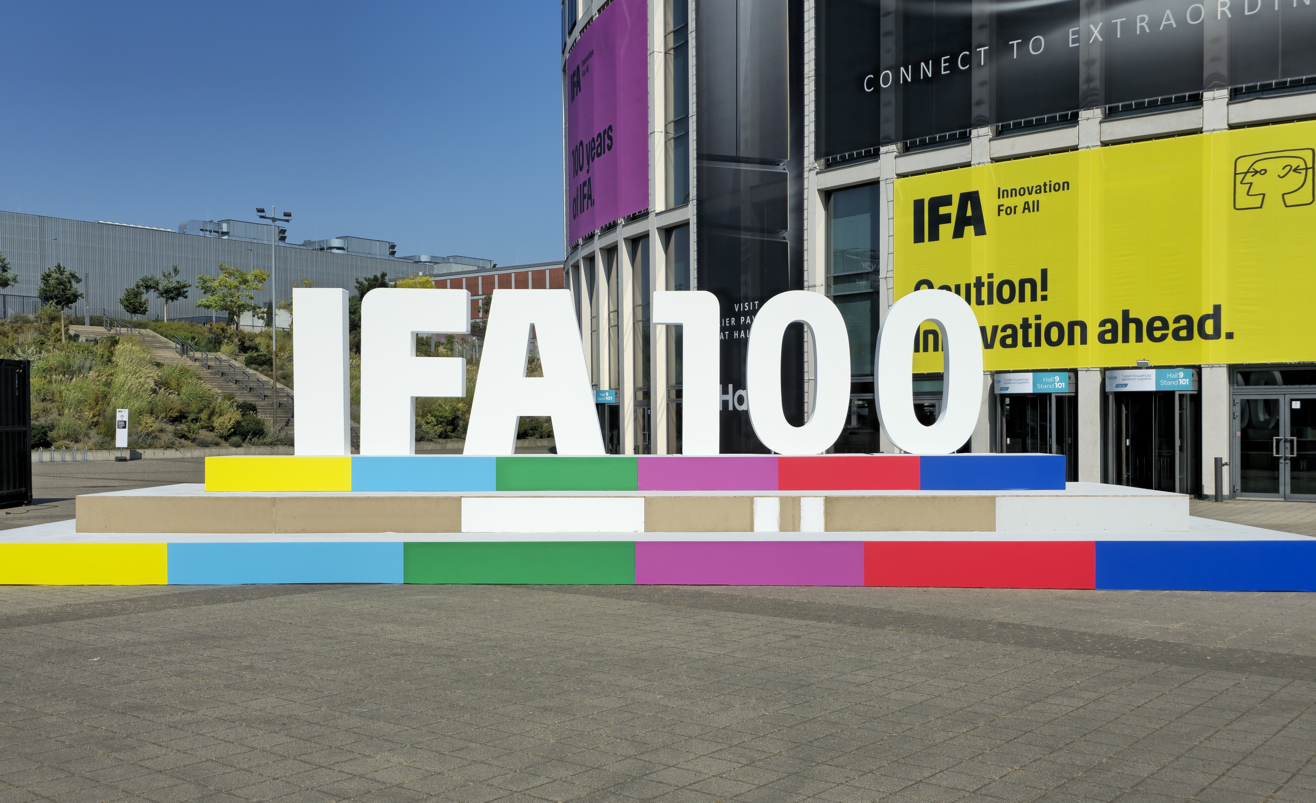 Das 100 Jahre IFA Logo der IFA 2025 in Berlin - Bild: Sebastian Selinger