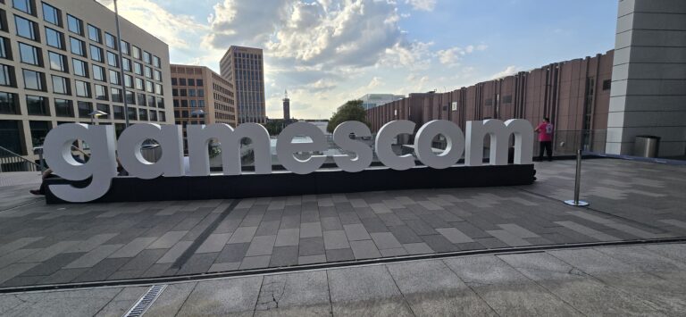 gamescom Logo am Eingang Süd der Köln Messe - Bild: Sebastian Selinger