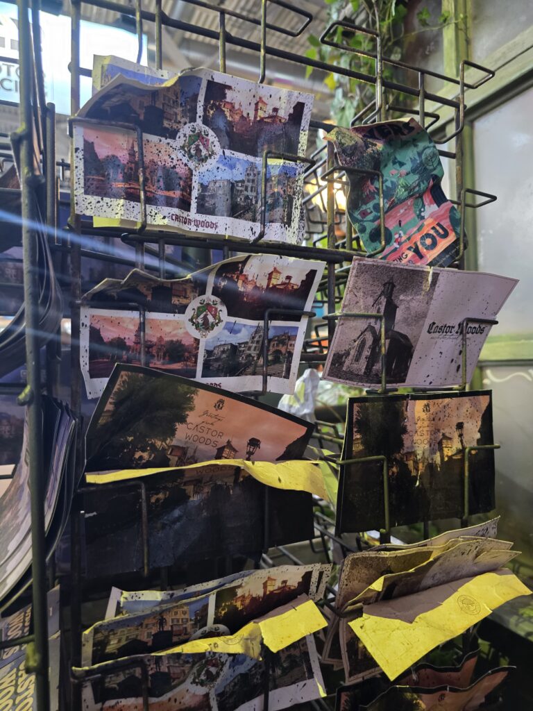 Dying Light: The Beast - Alte Beschädigte Postkarten im Souvenir Shop - Bild: Huskynarr