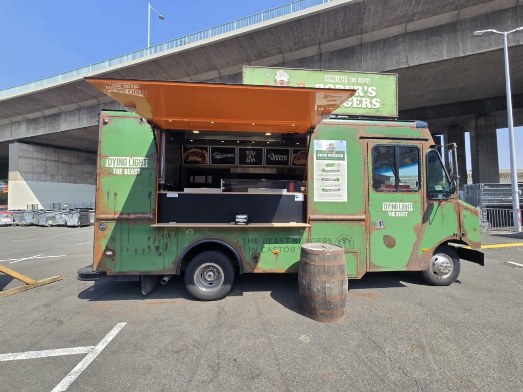 Dying Light: The Beast - Mobilder Burger Laden mit Rost liefert Burger an Spielteilnehmer - Bild: Huskynarr