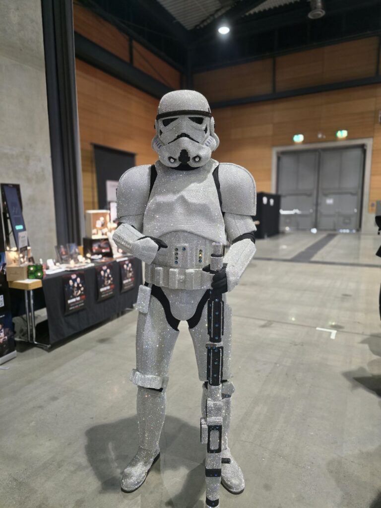 Der Glitzertrooper auf der Comic Con Freiburg 2025 hilft beim Spendensammeln.