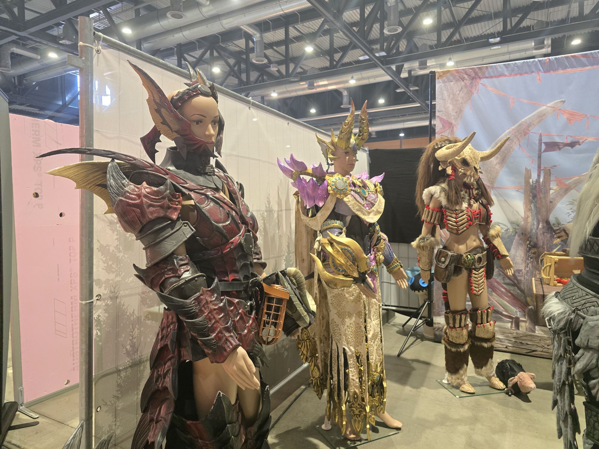 Comic Con Freiburg 2025 - Cosplayer stellen ihre Modelle aus.
