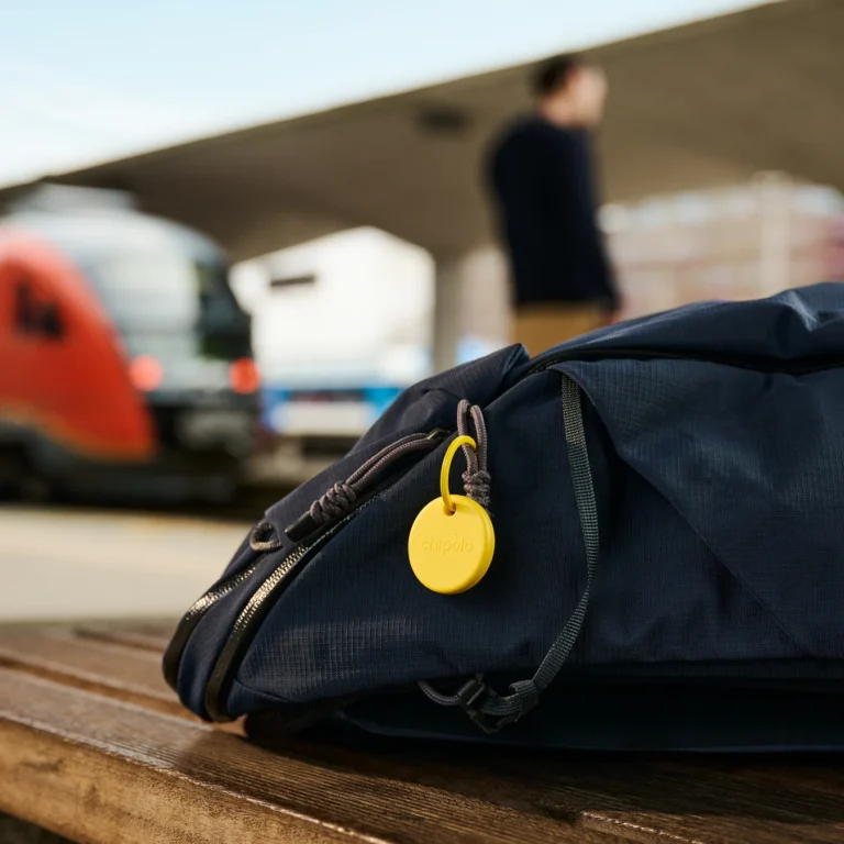 POP Bluetooth Tracker an einer Tasche - Bild: Chipolo