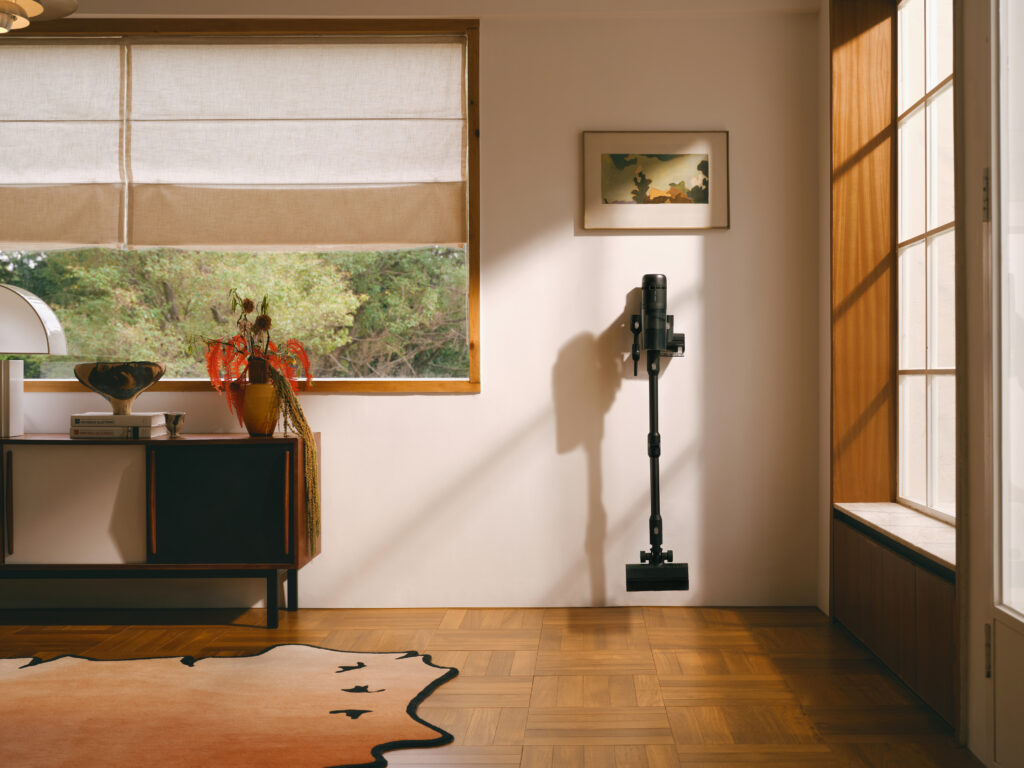 Roborock H60 Ultra - Voll Ansicht mit der Wand Montage - Bild: Roborock