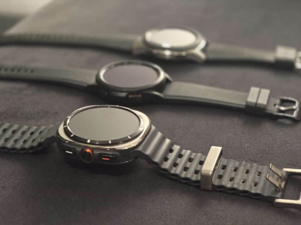 Das Samsung Galaxy Watch Ultra im Vergleich zu Galaxy S4 Classic und Galaxy S3 (von l. nach r.)