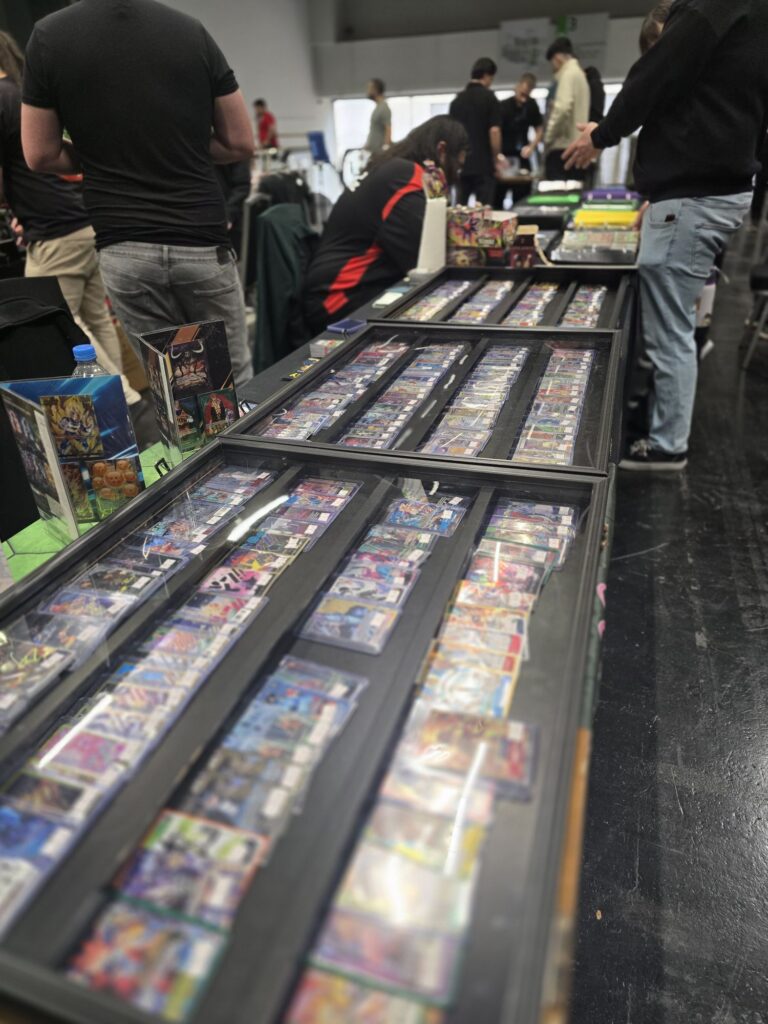 TCG Area mit Karten Händlern - Gegradete Karten - Bild: Huskynarr