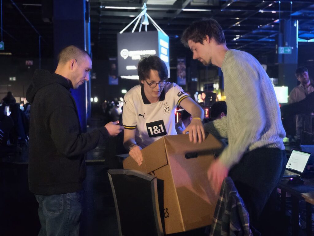 "Der Flo" von MyDealz vergibt an einen Besucher mit dem schlechtesten Setup einen brandneuen PC - Bild: Huskynarr