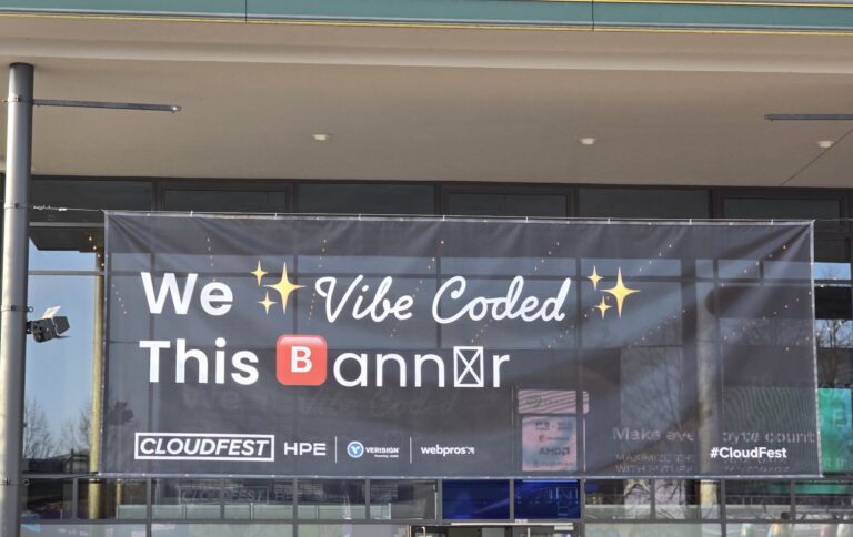Mit Humor über Vibe Coding als Banner auf dem Cloudfest 2026 - Bild: Sebastian Selinger