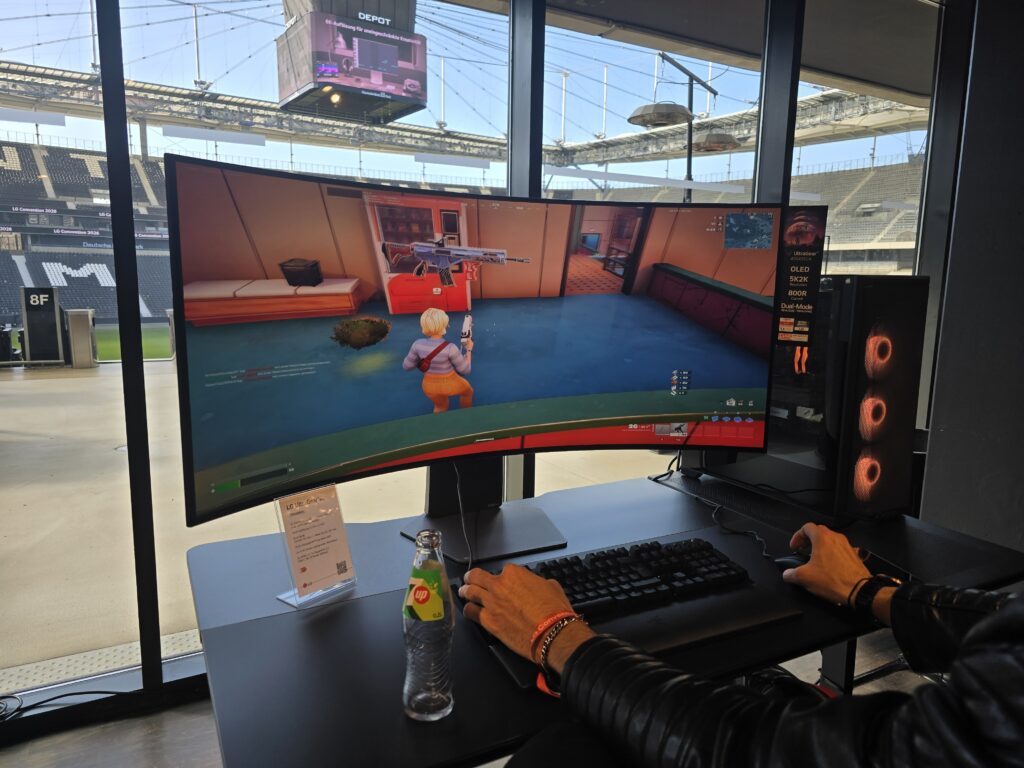 Der neue LG UltraGear evo 45GX950A Monitor auf der LG Convention 2026 - Bild: Sebastian Selinger
