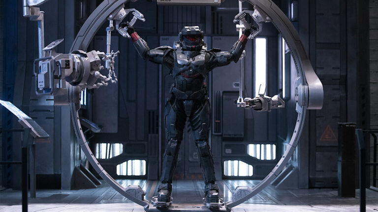 Ausschnitt aus der Halo Serie - Automatisiertes Anziehen der Rüstung - Bild: Netflix Blog