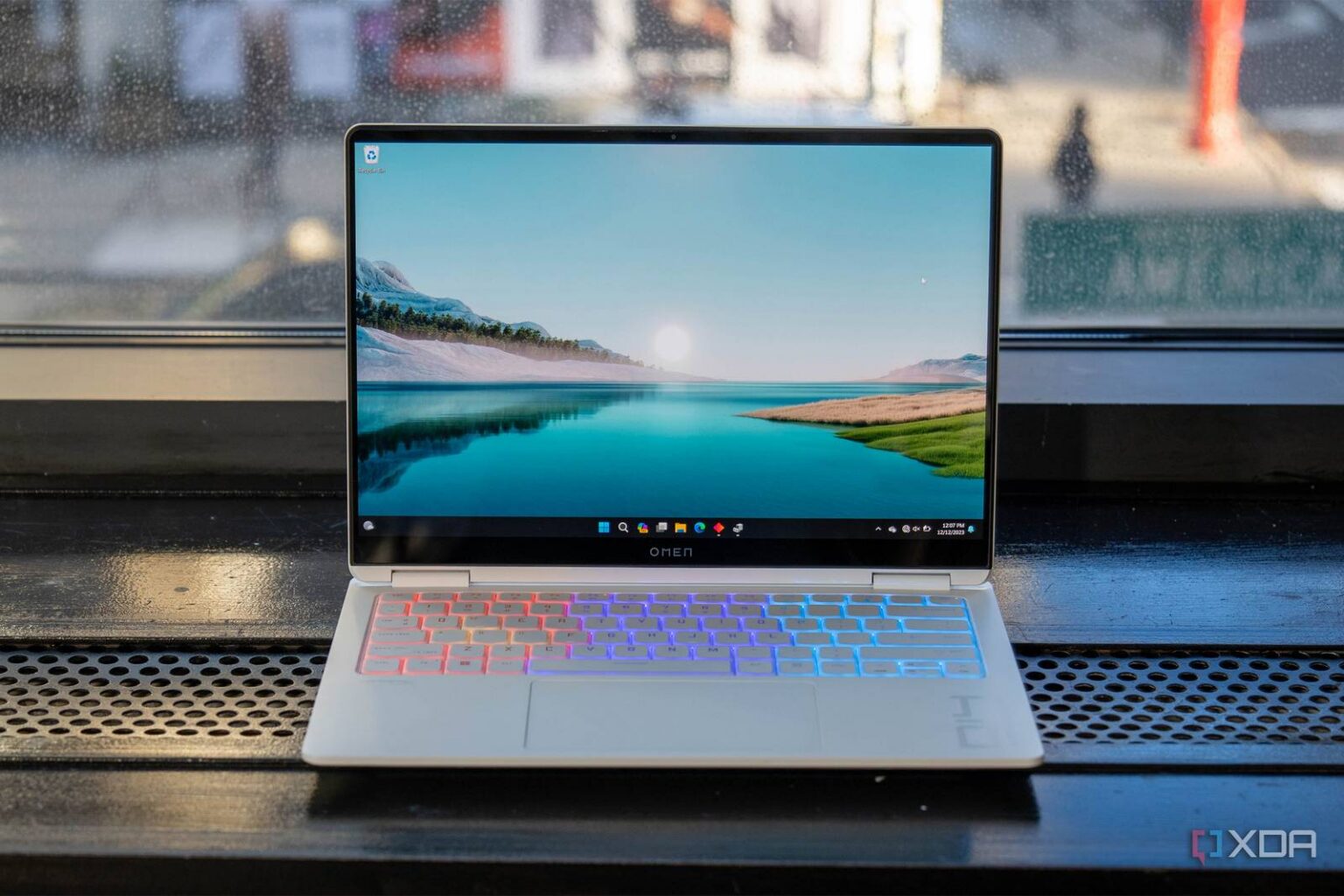 HP Omen Transcend 14 (2024): Duennes 14-Zoll-Gaming-Notebook mit 120-Hz-OLED und Intel Core Ultra, CES 2024 - offizielles CES-2024-Motiv
