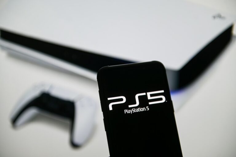 PlayStation 5 Konsole mit DualSense-Controller