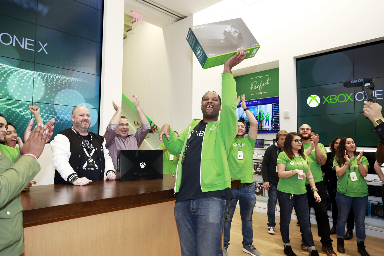 Xbox One X beim Vorbestellstart der Standardversion