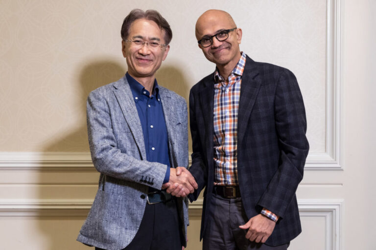 Sony und Microsoft bei der Ankündigung der Cloud-Partnerschaft 2019 - Bild: Microsoft