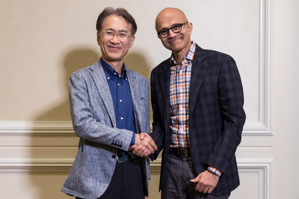 Sony und Microsoft bei der Ankündigung der Cloud-Partnerschaft 2019 - Bild: Microsoft