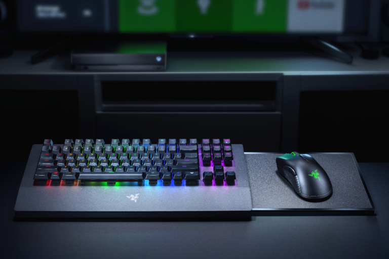 Die kabellose Razer Turret für Xbox One mit ausziehbarem Maus-Tray und beleuchteter Tastatur - Bild: Microsoft