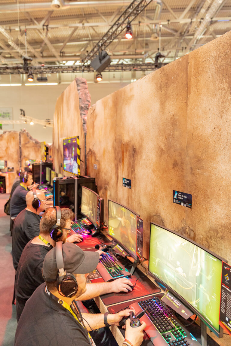 Doom-Eternal-Messestand mit grossem Spiele-Logo auf der Gamescom 2019