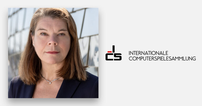 Sandra Winterberg und das Logo der Internationalen Computerspielesammlung