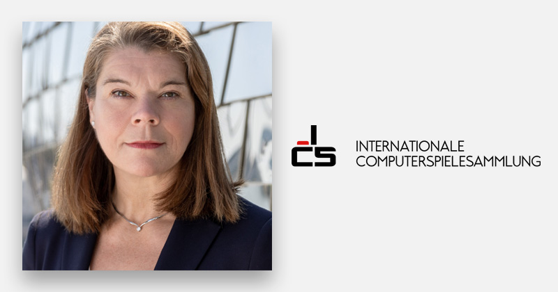 Sandra Winterberg und das Logo der Internationalen Computerspielesammlung