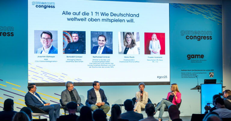 Bühne des gamescom congress mit Podiumsdiskussion - Bild: gamescom congress / Koelnmesse / game