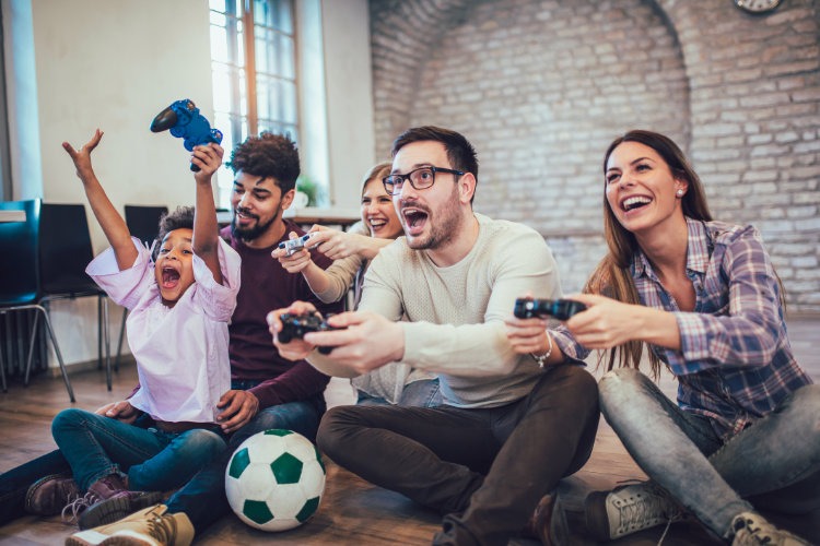 Spielende Familie mit Controllern - Bild: game