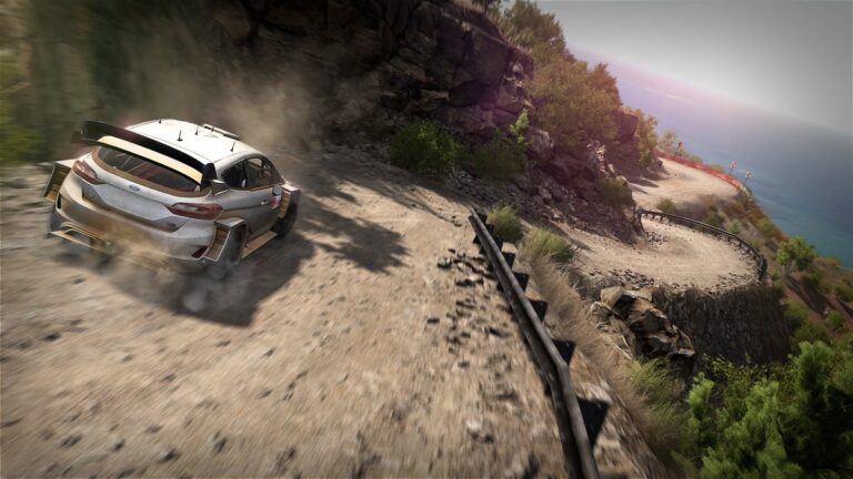EA Sports WRC mit einem Rallye-Fahrzeug auf einer Schotterstrecke