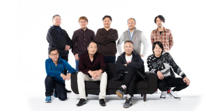 Toshihiro Nagoshi und das Logo seines neuen Studios