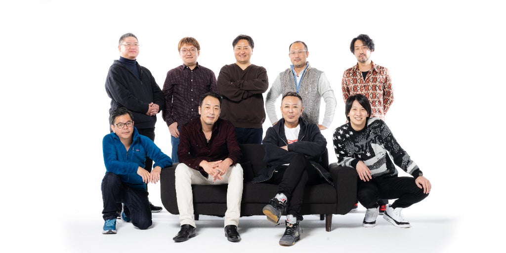Toshihiro Nagoshi und das Logo seines neuen Studios