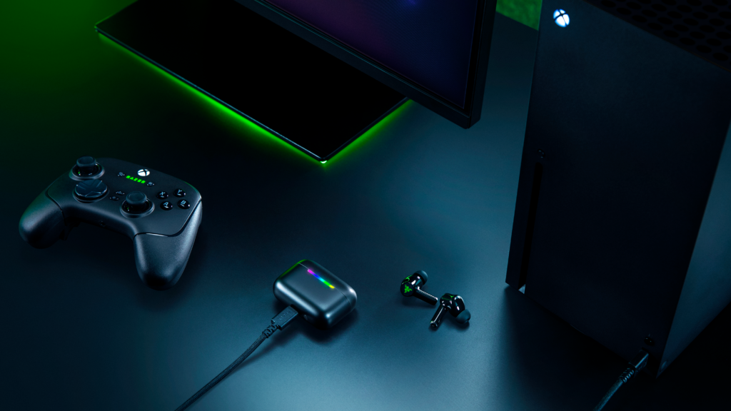 Die Hammerhead-V3 X HyperSpeed Kopfhörer angesteckt an die Konsole - Bild: Razer