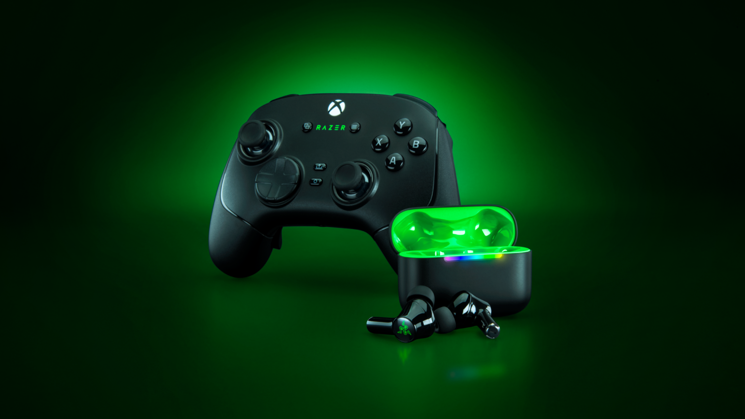 Die Hammerhead-V3 X HyperSpeed Kopfhörer mit dem Razer Xbox Controller i der Studio Ansicht - Bild: Razer