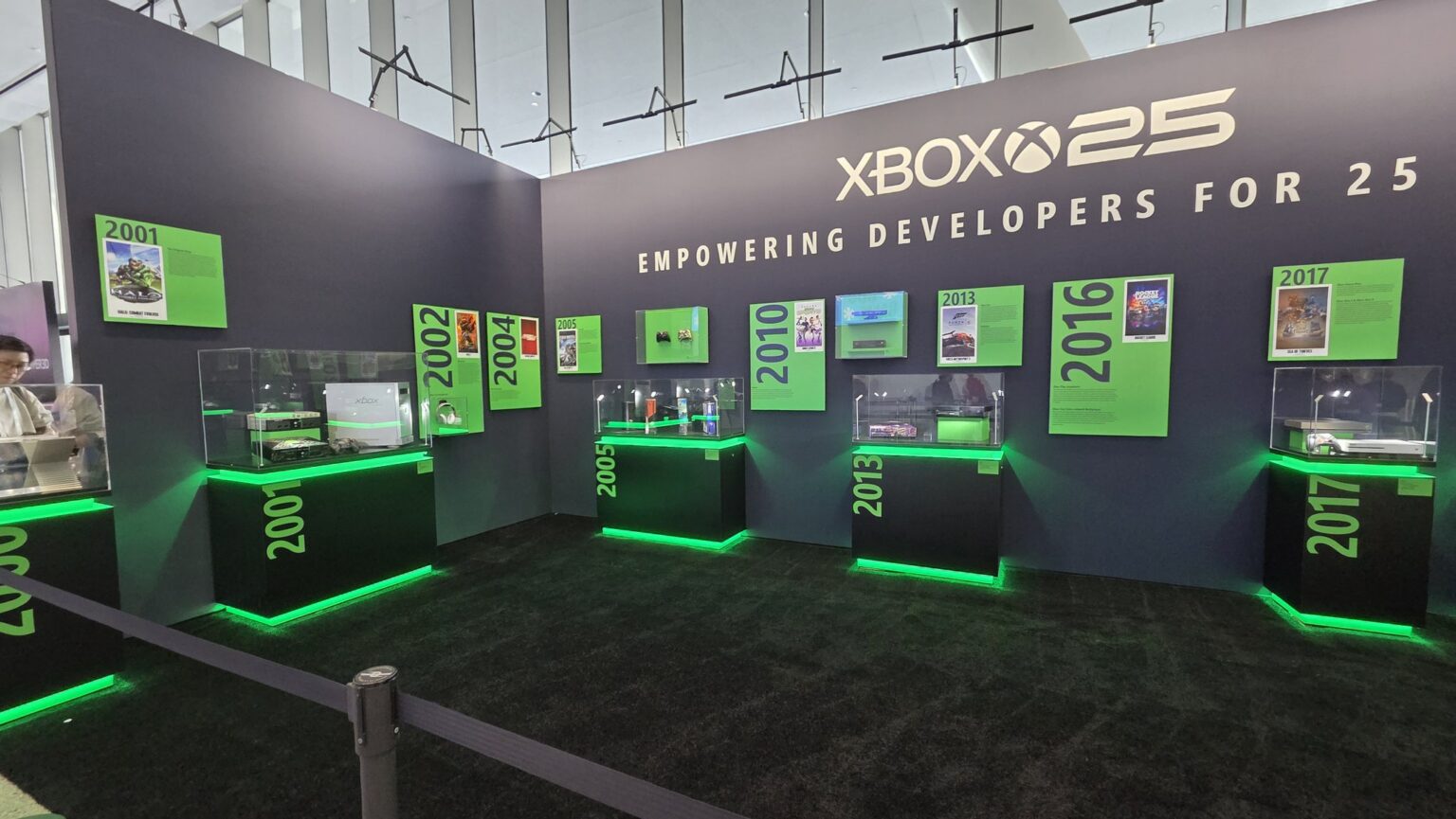 Xbox-Konsolen aus 25 Jahren Xbox-Geschichte auf der GDC 2026