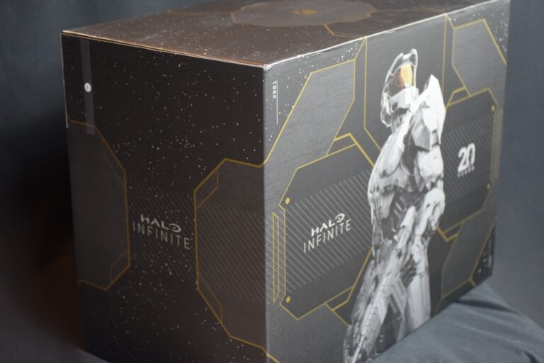 Halo Infinite Motiv mit Spartaner und Markenschutzhinweis The Endless